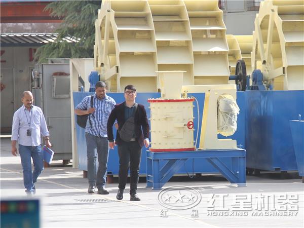 來廠參觀、了解洗砂機(jī)的客戶