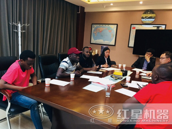 紅星為客戶講解、配置設(shè)備